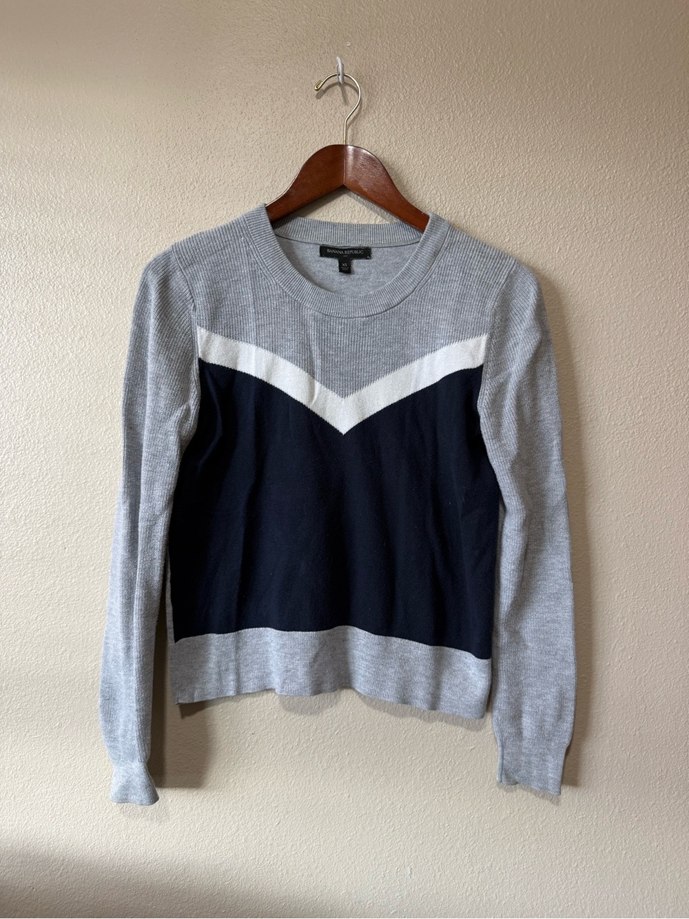 Banana Republic Gray and Navy Chevron Knit Sweater - Women's